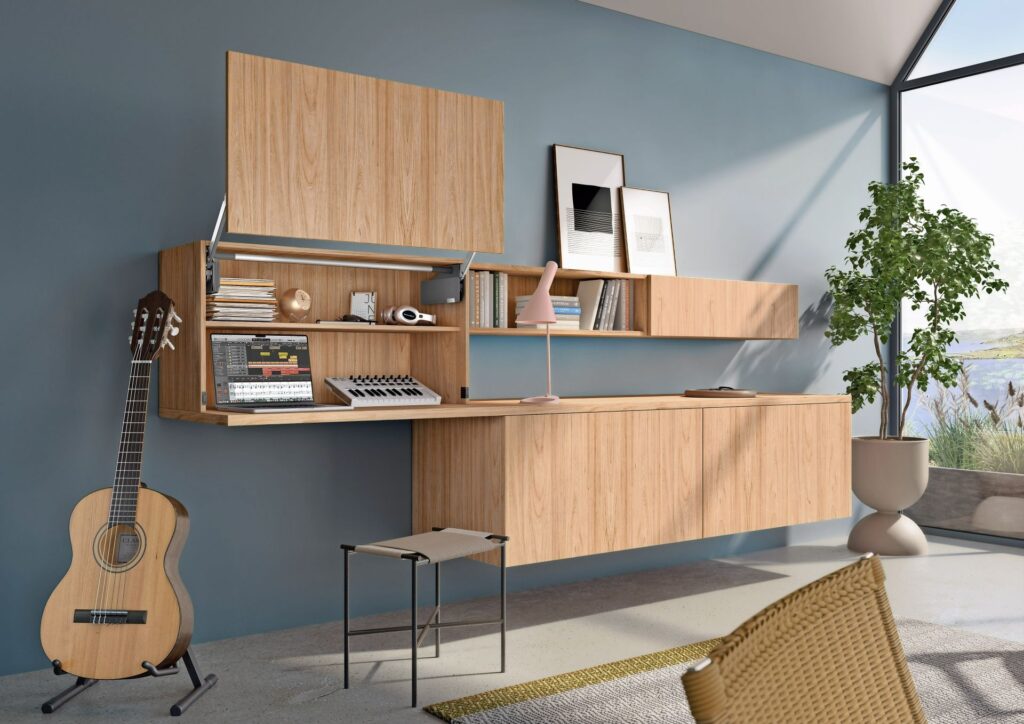  Durch das vertikale Liften der Möbelfront wird die Klappe geöffnet. Sie ragt nicht in den Laufweg hinein und beansprucht keinen Platz oberhalb des Möbelstücks. (C) Blum