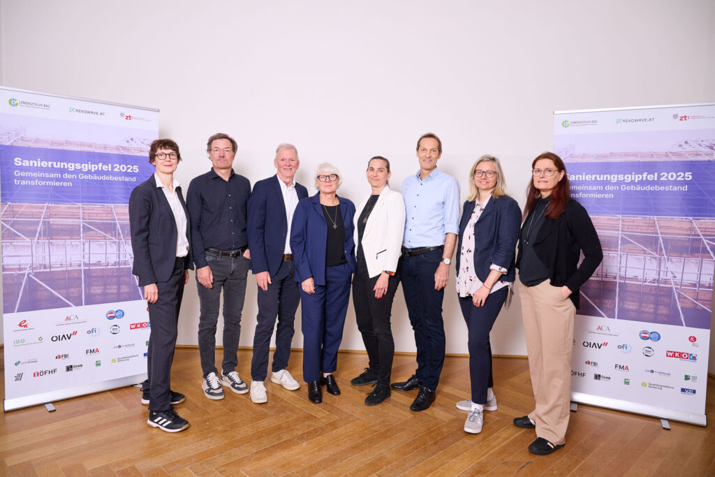 Der erste Sanierungsgipfel Österreichs brachte 24 Verbände und Organisationenzusammen, um gemeinsam die wesentlichen Hürden und Lösungsansätze zur Sanierung zu diskutieren. Die Initiator*innen (v. l.): Helene Konrad (IG Lebenszyklus Bau), Iris Kaltenegger (Renowave.at), Daniel Fügenschuh (Bundeskammer der Ziviltechniker*innen), Martin Aichholzer (ÖIAV), Inge Schrattenecker (ÖGUT, klimaaktiv Gebäude), Margot Grim (IG Lebenszyklus Bau, e7), Wolfgang Kradischnig (IG Lebenszyklus Bau, Delta), Ulla Unzeitig und Susanne Formanek (Renowave.at). © Sanierungsgipfel.at/Leo Hagen
