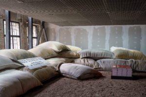 Traditionelle bahrainische Kühltechniken wie Windtürme und schattige Innenhöfe