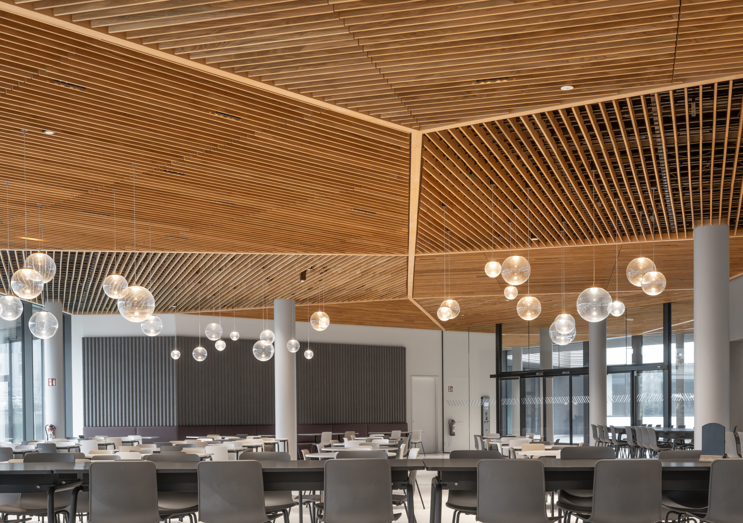 Massivholzrasterdecke im Einsatz