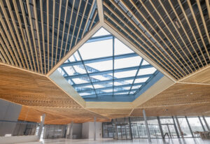 Die polygonal strukturierte Massivholzdecke schafft eine angenehme Atmosphäre im Boulevard-Bereich des neuen Continentale Campus © UDO GOERISCH