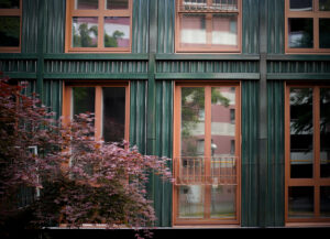 Die Kombination aus grünen Keramik-Elementen und roten Fensterrahmen verleiht dem Gebäude eine markante Präsenz im Stadtraum.© Niels Ole Sørensen