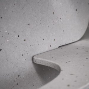 Recycelte PET-Fragmente verleihen der hybriden Mineraloberfläche eine besondere Tiefe. © MW-Architekturfotografie für Cosentino