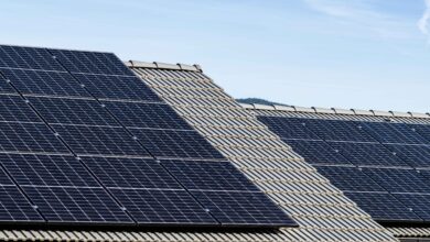 Besonders bei Aufdach-PV-Anlagen ist Präzision gefragt: Die Montagesysteme müssen exakt zur Dacheindeckung passen, regensicher eingebunden werden und den geltenden Normen entsprechen. © BMI