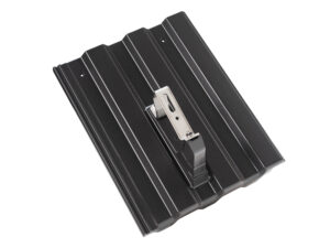 Mit speziell entwickelten Befestigungs- und Montagesystemen wie der Bramac-Modulstütze von BMI Austria, die oberhalb der wasser-führenden Ebene arbeiten, bleibt die Dachhaut unangetastet. © BMI