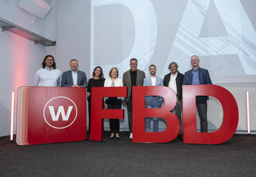 Milan Kastenmüller, Johann Marchner (Country Managing Director von Wienerberger Österreich), Christine Sohar, Agnes Weilandt, Wilfried Lechner (Country Head of Marketing & Communication von Wienerberger Österreich), Timo Schroeder, Lars Krückeberg und Christian Schranz (von links) beim diesjährigen Future Brick Day zum Thema "Digitale Bauwelten". © Philipp Podesser