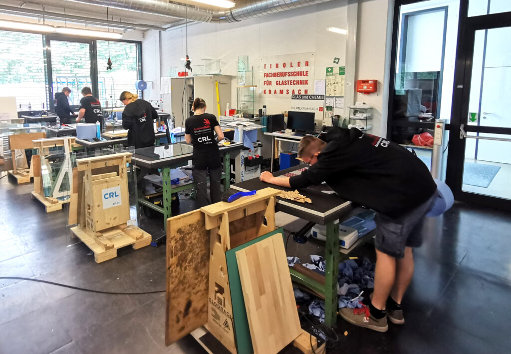 Drei Tage lang trainierten die diesjährigen Teilnehmer*innen der AustrianSkills in Glasbautechnik unter Wettbewerbsbedingungen in der Tiroler Fachberufsschule für Glastechnik in Kramsach. © Frank Kleeberg