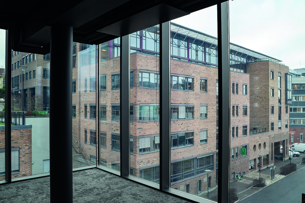 Im Herzen von Oslo steht das Bürogebäude Gullhaug 5, ein sechsstöckiger Bau mit 14.000 Quadratmetern Fläche. Die größte Herausforderung war die Glasfassade, die den Energieverbrauch optimieren sollte. Mit der "Converlight Technologie" konnte die Fassade effizient an wechselnde Lichtverhältnisse angepasst werden. Zusammen mit dieser Technologie konnten die Treibhausgasemissionen um 50 % reduziert und jährlich etwa 100.000 kWh Energie eingespart werden. Das Gebäude erhielt die Energieklasse A und wurde mit BREEAM NOR Excellent zertifiziert. © Flachglas MarkenKreis