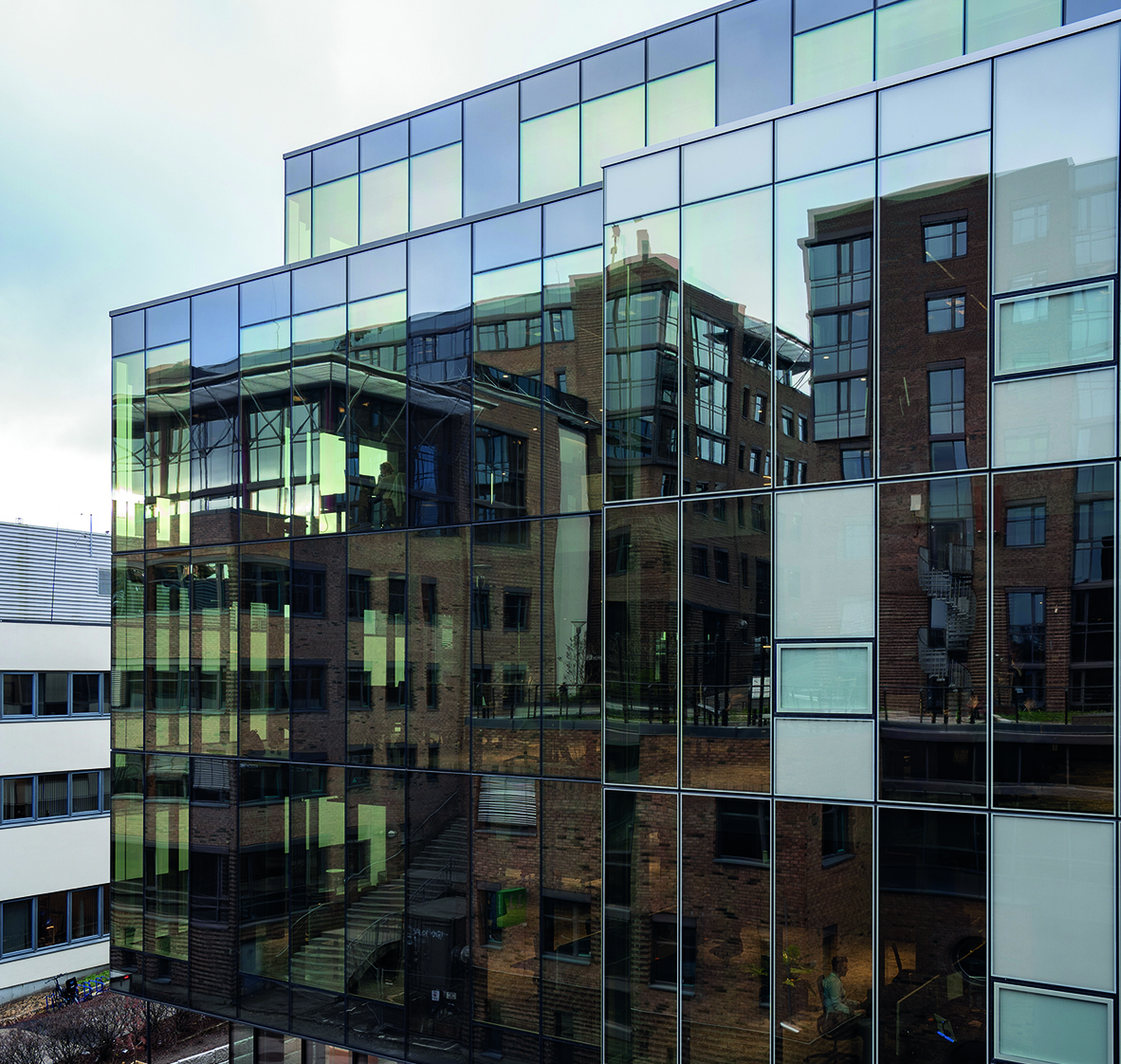 Elektrochrome Verglasung für adaptive Fassadenlösungen