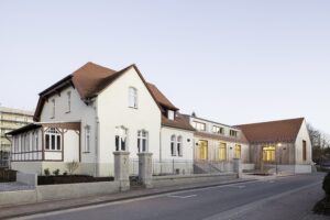 Das Kirchenkreiszentrum Lehnin mit historisch sensibler Erweiterung in Holz. © Landesbeirat Holz Berlin-Brandenburg
