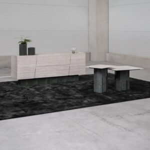 Sideboard mit Dekton-Marmorino-Verkleidung und integrierter Cocktailbar und zwei Beistelltische. © MW-Architekturfotografie für Cosentino