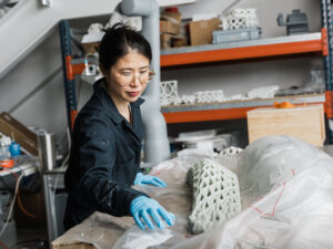 Die Bio-Designerin Andrea Shin Ling packt mit Latexhandschuhen eine Picoplankton-Struktur aus.