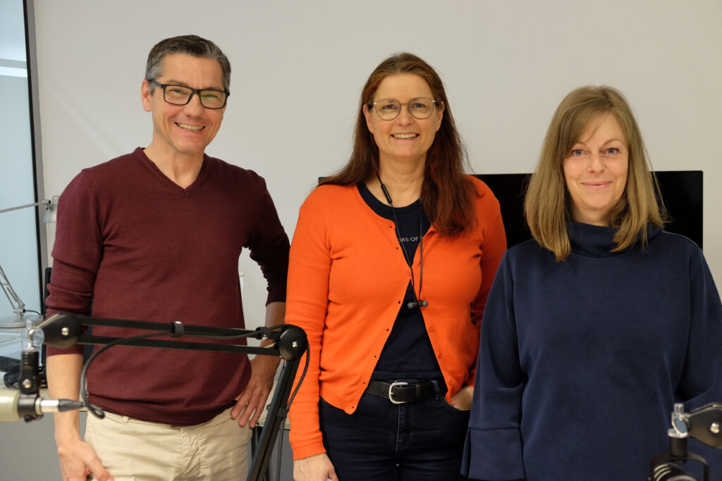 Stefan Böck (Redaktionsleiter beim Wirtschaftsverlag), Birgit Tegtbauer (Chefredakteurin Handwerk und Bau) und Susanne Formanek bei der Aufnahme des Podcasts "Architektur & Bau FORUM". © Wirtschaftsverlag
