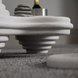 Simon Hirtz von A.I.gency gestaltete in Schichtbauweise einen monolithischen, organisch geformten Couchtisch aus Silestone White Arabesque. © MW-Architekturfotografie für Cosentino