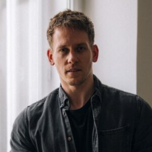 Simon Hirtz von A.I.gency gestaltete in Schichtbauweise einen monolithischen, organisch geformten Couchtisch aus Silestone White Arabesque. © MW-Architekturfotografie für Cosentino