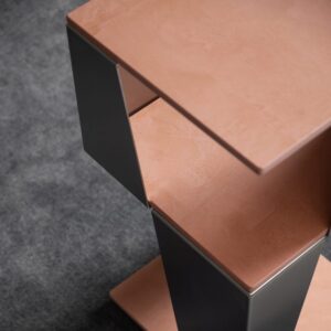 Kerstin Pfleger und Peter Paulhart von Studio re.d nutzen Dekton Somnia und Umber, um minimalistisch-elegante Coffee Tables herzustellen. © MW-Architekturfotografie für Cosentino