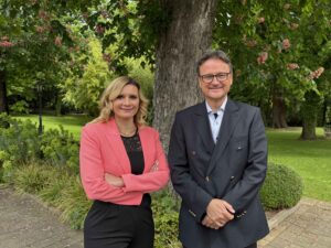 Dr. Laura Dorfer, Geschäftsführerin VDMA Sanitärtechnik und -design (links), begrüßt Neumitglied Stefan Schicke, Geschäftsführer Neoperl GmbH © VDMA Sanitärtechnik und -design