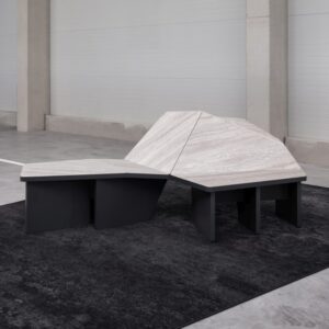 Walter Grill formte eine Sitz- und Liegelandschaft. Die Oberfläche aus Dekton Trevi eignet sich für den Einsatz drinnen und draußen. Fotos: MW-Architekturfotografie für Cosentino