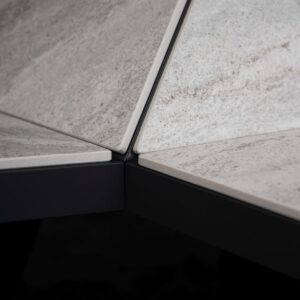 Walter Grill formte eine Sitz- und Liegelandschaft. Die Oberfläche aus Dekton Trevi eignet sich für den Einsatz drinnen und draußen. Fotos: MW-Architekturfotografie für Cosentino