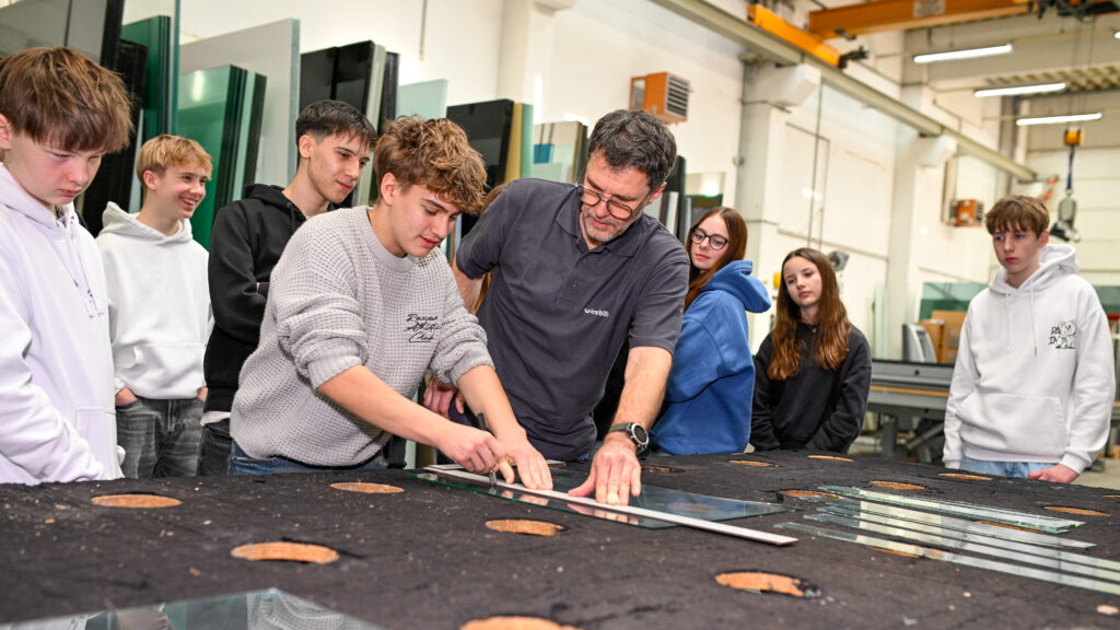 Danach durften Schüler*innen das Glasschneiden selbst ausprobieren. © Glas Wiesbauer / Karl Klug 