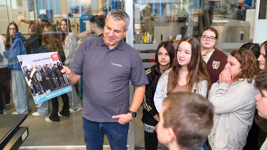 Zu den größten Highlights des Besuches gehört das Erinnerungsfoto, das zu Beginn von jeder Gruppe gemacht wird und vor den Augen der Schüler live auf Glas gedruckt wird. © Glas Wiesbauer / Karl Klug