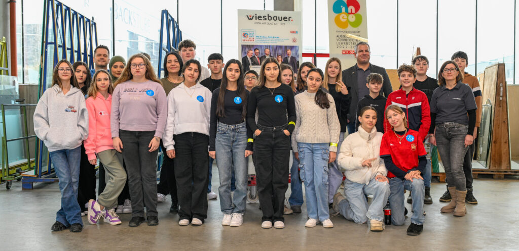 Dieses Jahr haben drei Mittelschulen mit insgesamt rund 100 Schüler*innen den Tag der offenen Tür bei Glas Wiesbauer wahrgenommen und sich ein Bild vom Beruf des Glasbautechnikers bzw. der Glasbautechnikerin gemacht. © Glas Wiesbauer / Karl Klug 