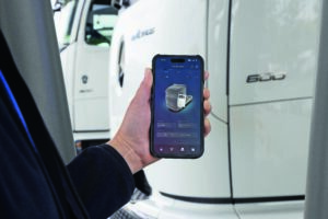 Die voranschreitende Digitalisierung hilft dabei, effizienter zu arbeiten. So ermöglicht etwa die Remote 3.0-App von Mercedes-Benz Trucks es, die Fahrzeuge via Mobiltelefon immer fest im Blick zu haben.