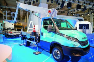 Die Anschaffungskosten alternativer Antriebe sind oft eine der größten Hürden für Bauunternehmen. Zwar sind die Betriebskosten zumeist niedriger als bei traditionellen Modellen, trotzdem sind die Anfangsinvestition höher als bei konventionellen Fahrzeugen.