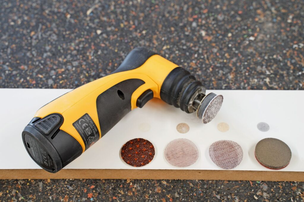  Präzises Schleifen mit einem Durchmesser von 32mm↙ Für diesen Schleifer sind Schleifmittel erhältlich, die man aus der Werkstatt kennt. Unterschiedliche Spachtelmassen sind in verschiedenen Farbtönen zu bekommen. Um die Nacharbeiten so gering wie möglich zu halten, ist es ratsam, einen entsprechenden Farbton auszuwählen. 
 (C) S. Böning