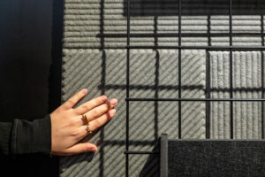 Eine Hand fühlt an einem Material.