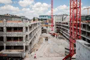 Die Baustelle von The Verse in München Mitte zeigt den Fortschritt der Rückbauarbeiten und die Vorbereitung für den nun beginnenden Rohbau. Die erhaltenen Bestandsteile unterstreichen den nachhaltigen Entwicklungsansatz des Projekts.© Leonie Lorenz