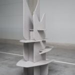 Miraculum nennt er das skulpturale Regal aus Silestone FFromOt Recycelte PET-Fragmente verleihen der hybriden Mineraloberfläche eine besondere Tiefe. © MW-Architekturfotografie für Cosentino