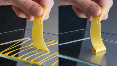 Illustration des manuellen Schäl-Haftversuchs. Links: Kohäsivversagen, rechts: Adhäsionsversagen. © Fracture Analytics