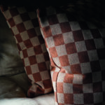 Bezugsstoff „Blenets Check Chocolate“ von Harlequin. © Harlequin