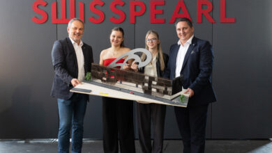 Swisspearl-Geschäftsführer Hans-Jörg Kasper (links) und Marketing- und Vertriebsleiter Michael Foisel (rechts) vergaben die Swisspearl HTL-Trophys 2025. Im Bild mit zwei der glücklichen Gewinner*innen Lisa-Marie Schönauer und Alina Grill mit ihrem Projekt Fluctus. © Swisspearl