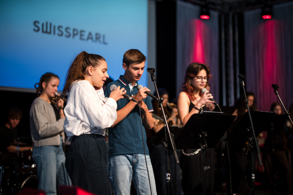 Rund 700 Schüler*innen und ihre Lehrer*innen von Hochbau-HTLs aus ganz Österreich kamen am 28. Mai zur Preisverleihung nach Vöcklabruck. Die musikalische Umrahmung der Preisverleihung übernahm wie jedes Jahr die Big Band der HTL Linz. © Swisspearl