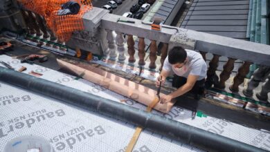 Der Schweizer Spenglerlehrling Jamye Savoldelli absolvierte im Mai ein Praxismonat in Wien. Dabei durfte er mit dem Team des Spengler- und Dachdecker-Betriebes Joh. Eppler KG auch am 150 Jahre alten Dach der Wiener Börse arbeiten. © Joh. Eppler KG