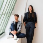 Die Designer Melanie Victoria Kirchgeorg und Martin Winkler von Lavisio entschieden sich für Dekton Marmorino für die Bekleidung eines Sideboards mit integrierter Cocktail bar und die Oberfläche der Beistelltische. © Felix Hohagen Photography