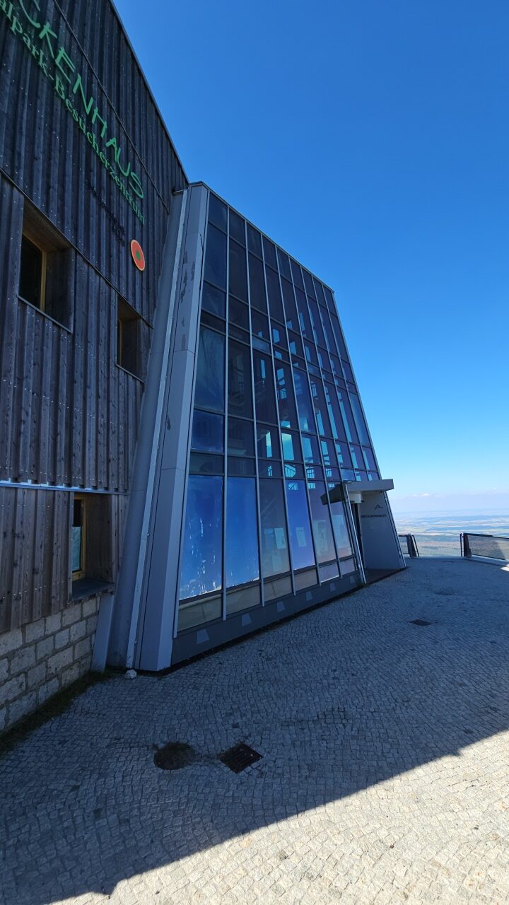 An der rund 25 Jahre alten Glasfassade des "Brockenhaus" sieht man deutlich die undichten und teils eingetrübten Scheiben. © Henze Glas