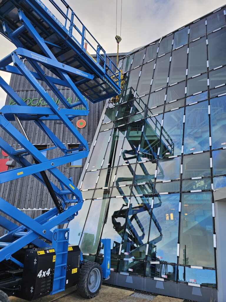 Reparaturen und Austausch der Isoliergläser starten. © Henze Glas