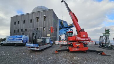 Wie wird das Wetter sich entwickeln? Herausfordernde Glasmontage auf dem Gipfel des Brockens. © Henze Glas