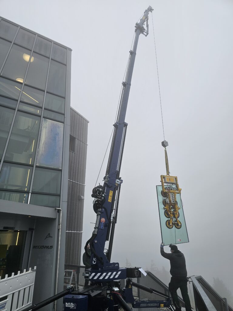 Schnelle Wetterumschwünge auf dem Brocken gestalteten die Montage der schweren Glaselemente teils schwierig. © Henze Glas