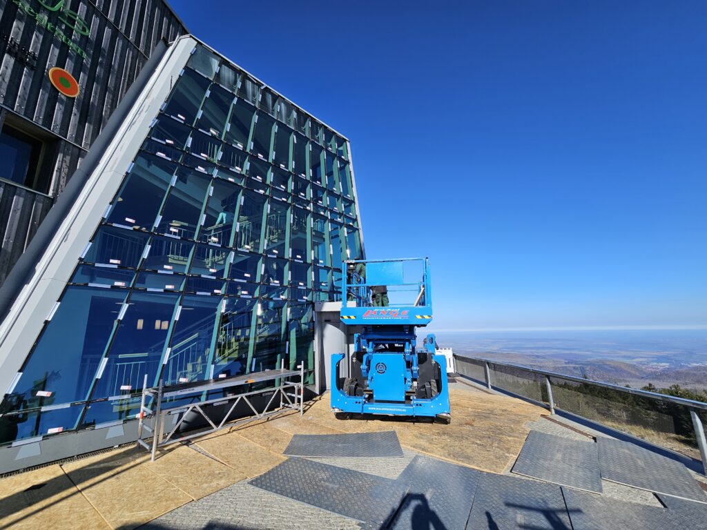 Fast fertig – nur einige Verglasungen in der oberen Reihe warten noch auf den Austausch. © Henze Glas