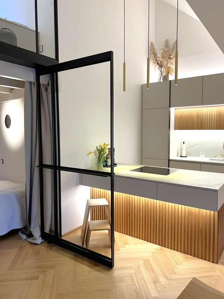 Die Türgriffe der Pivot-Türen bilden mit der horizontalen Sprosse eine Einheit und sind somit in der Ansicht verdeckt. © Glasbau Geiger