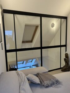 Die vierteilige Schiebeverglasung wurde über eine absturzsichernden Verglasung realisiert. © Glasbau Geiger