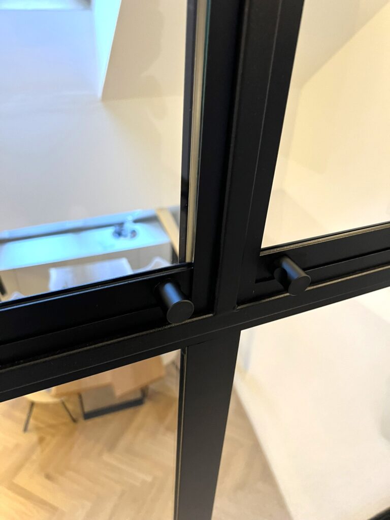 Das "Vitris Supra"-System wurde bei diesem Projekt mit schwarzen Knopfgriffen adaptiert. © Glasbau Geiger