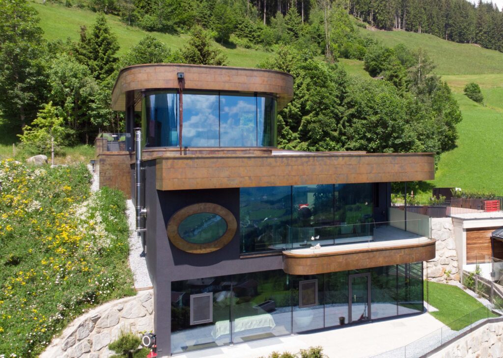 Die Dreifach-Isolierverglasungen mit einem Sonnenschutzglas von Guardian lassen so gut wie keine Glasfärbung durch die umliegenden Hohen Tauern zu. © Glas+Metall Weissofner