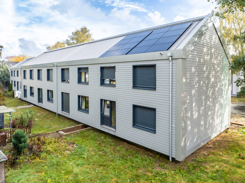 Die Dächer bekamen eine neue Haut aus gedämmten Dachelemen-ten mit Profilblechverkleidung und Photovoltaik-Modulen. © Ecoworks
