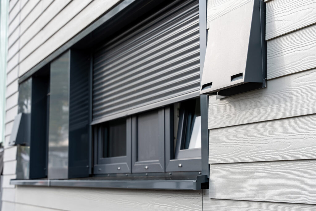 Wirksamer Sonnenschutz: Die neuen Fenster für die Mön-chengladbacher Wohneinheiten wurden schon in der Fabrik mit WMS-gesteuerten Rollläden von Warema bestückt. © Ecoworks 