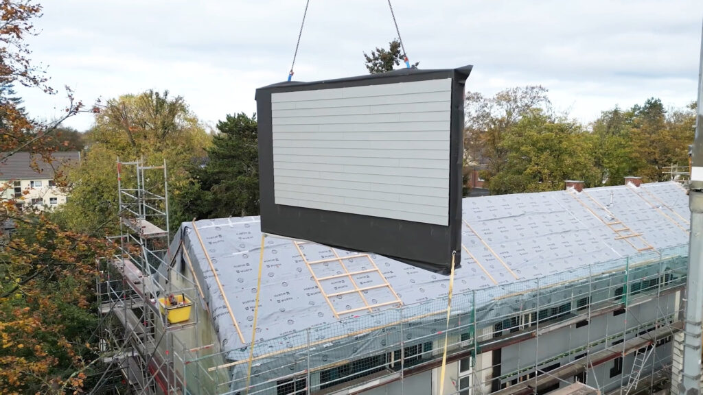 Auf der Baustelle kann die Montage der Fassaden- und Dachele-mente innerhalb kürzester Zeit erfolgen. © Ecoworks